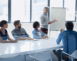 Director de OyS dando charla informativa a trabajadores