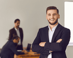 “Colaborador de O&S Consultores mostrando una actitud profesional como parte del plan de desarrollo de carrera.