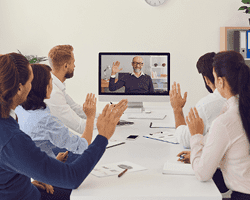 Reunión entre un colaborador de O&S Consultores y un cliente con participación remota mediante videollamada.