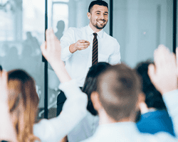 Colaborador de O&S Consultores presentando a un grupo el proceso de integración de documentos digitales mediante OCR.