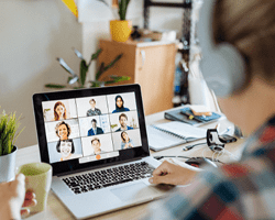 Reunión virtual de colaboradores de O&S Consultores conectados en línea para compartir ideas y proyectos.