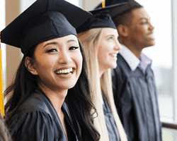 Joven profesional integrándose al equipo de O&S Consultores como parte del programa de talento para recién titulados.