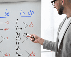 Colaborador de O&S Consultores enseñando durante un taller de Tech Day y Meet Up sobre inglés técnico.