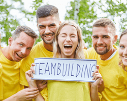 Equipo de O&S Consultores celebrando la colaboración y la innovación abierta.