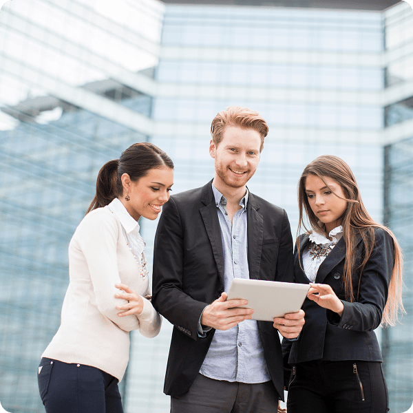 Consultores de OyS verificando la lista de clientes en su tablet.