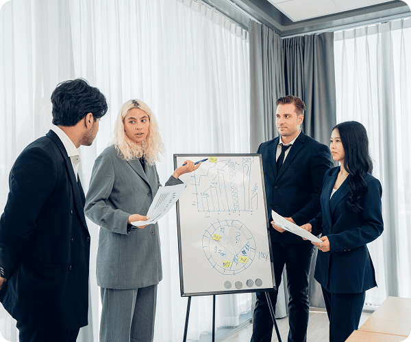 Trabajadores de OyS en una reunión de consultoría con los clientes.