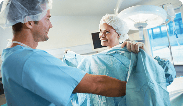 Personal médico en un hospital representativo del sector hospitalario asesorado por O&S Consultores.