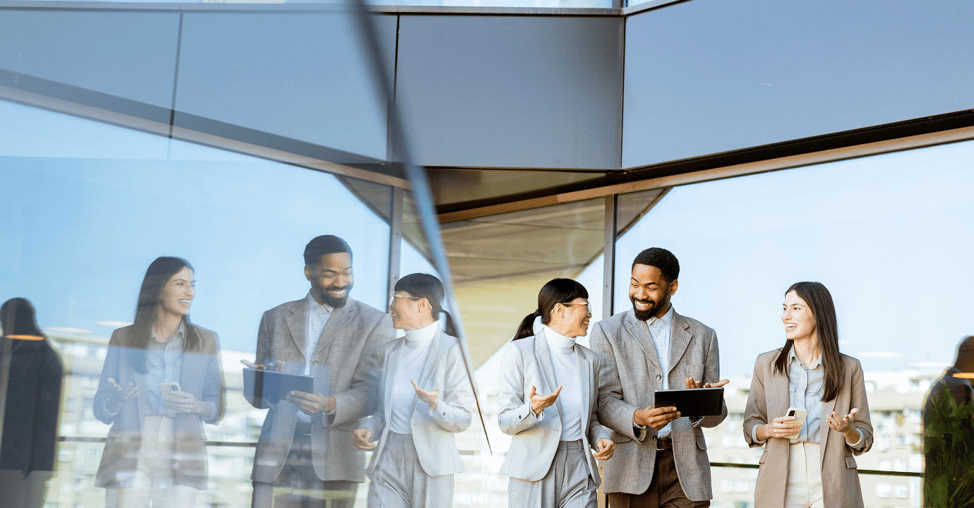 Equipo de trabajo de OyS consultores colaborando con una tablet en un entorno empresarial.