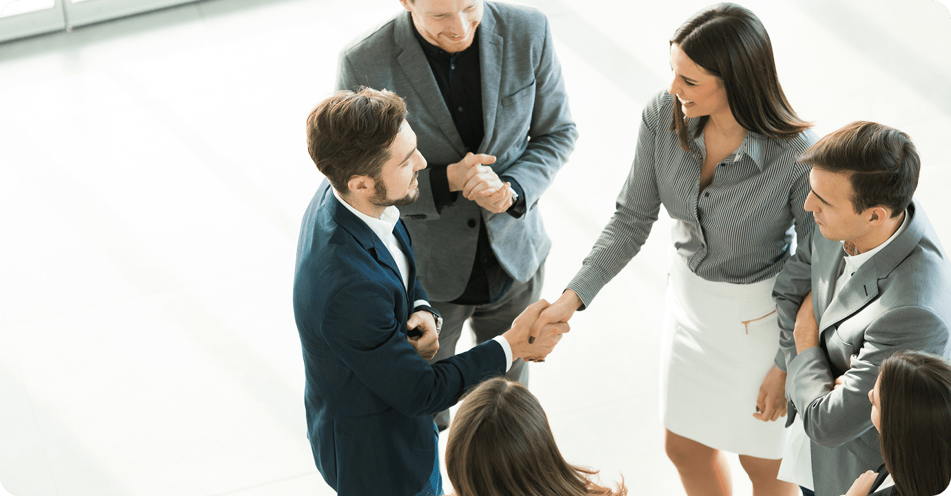 Profesionales de O&S Consultores estrechando manos en señal de acuerdo y colaboración.