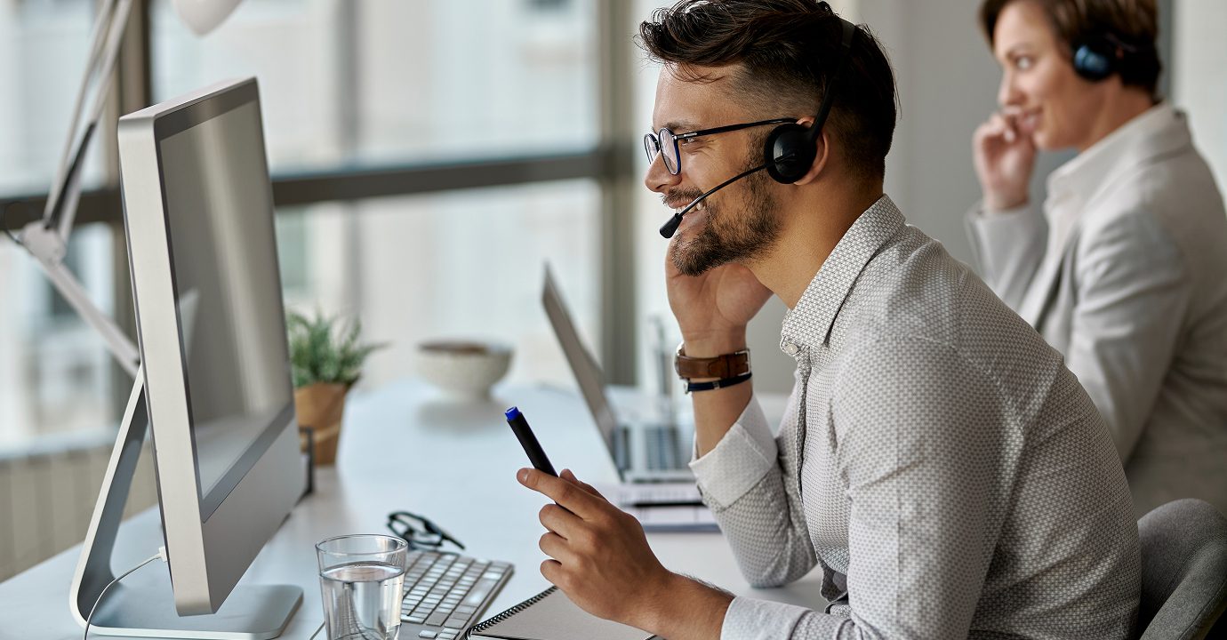 Asesores de OyS consultares atendiendo a clientes desde una llamada.
