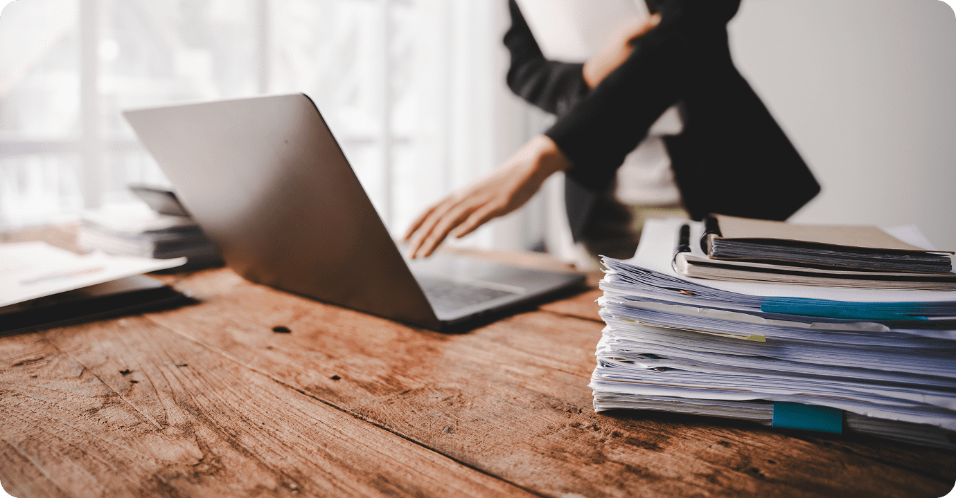 Colaboradora de O&S Consultores gestionando documentos digitales en su laptop.