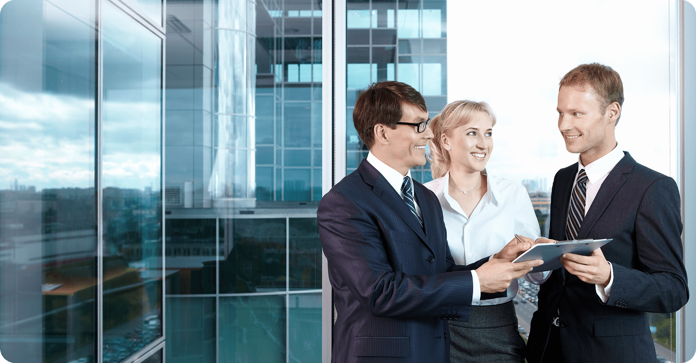 Equipo de Oys consultores en oficina.