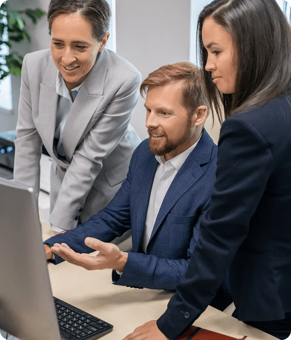 Consultores en OyS atendiendo a clientes desde una computadora