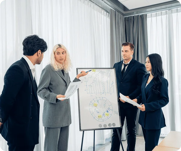 Trabajadores de OyS en una reunión de consultoría con los clientes.