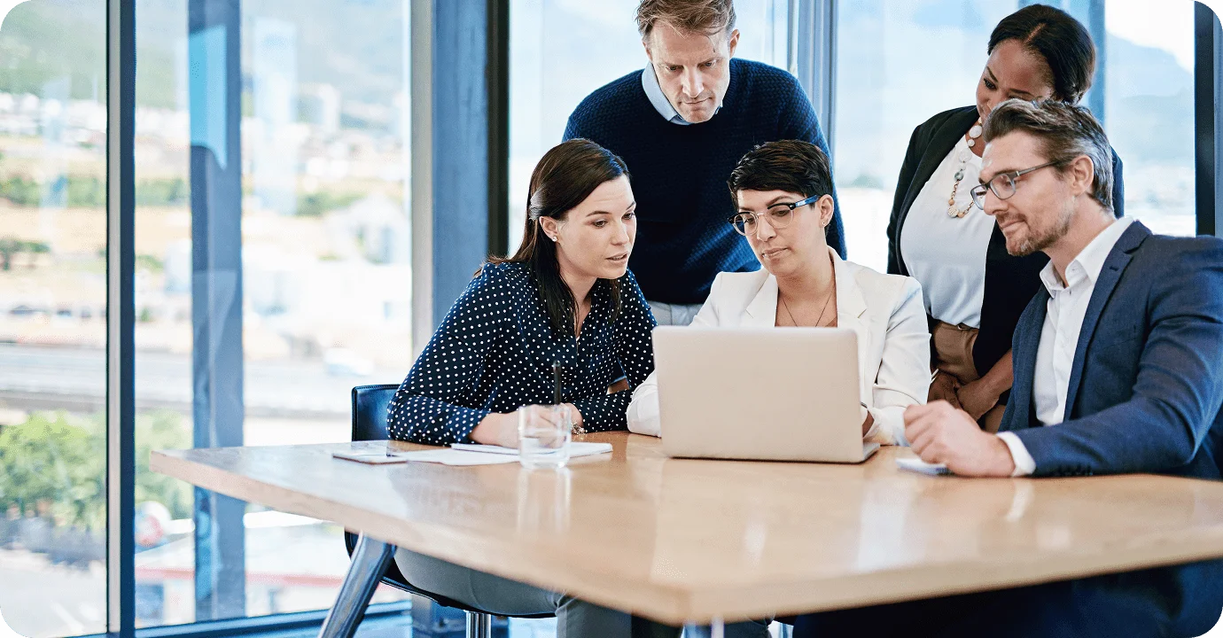 Equipo de Oys consultores en oficina.