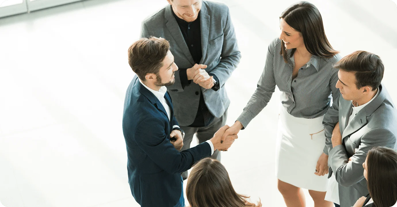 Profesionales de O&S Consultores estrechando manos en señal de acuerdo y colaboración.