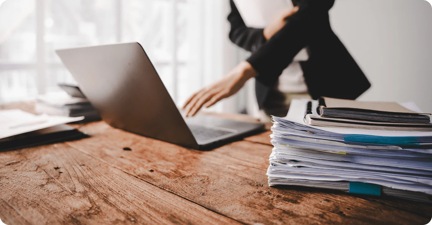 Colaboradora de O&S Consultores gestionando documentos digitales en su laptop.