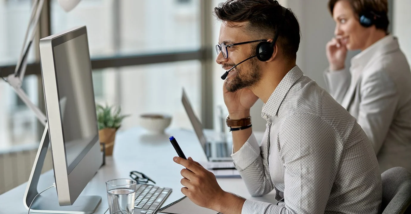 Asesores de OyS consultares atendiendo a clientes desde una llamada.