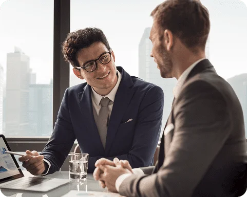 Trabajador de O&S Consultores conversando con un cliente en la oficina.