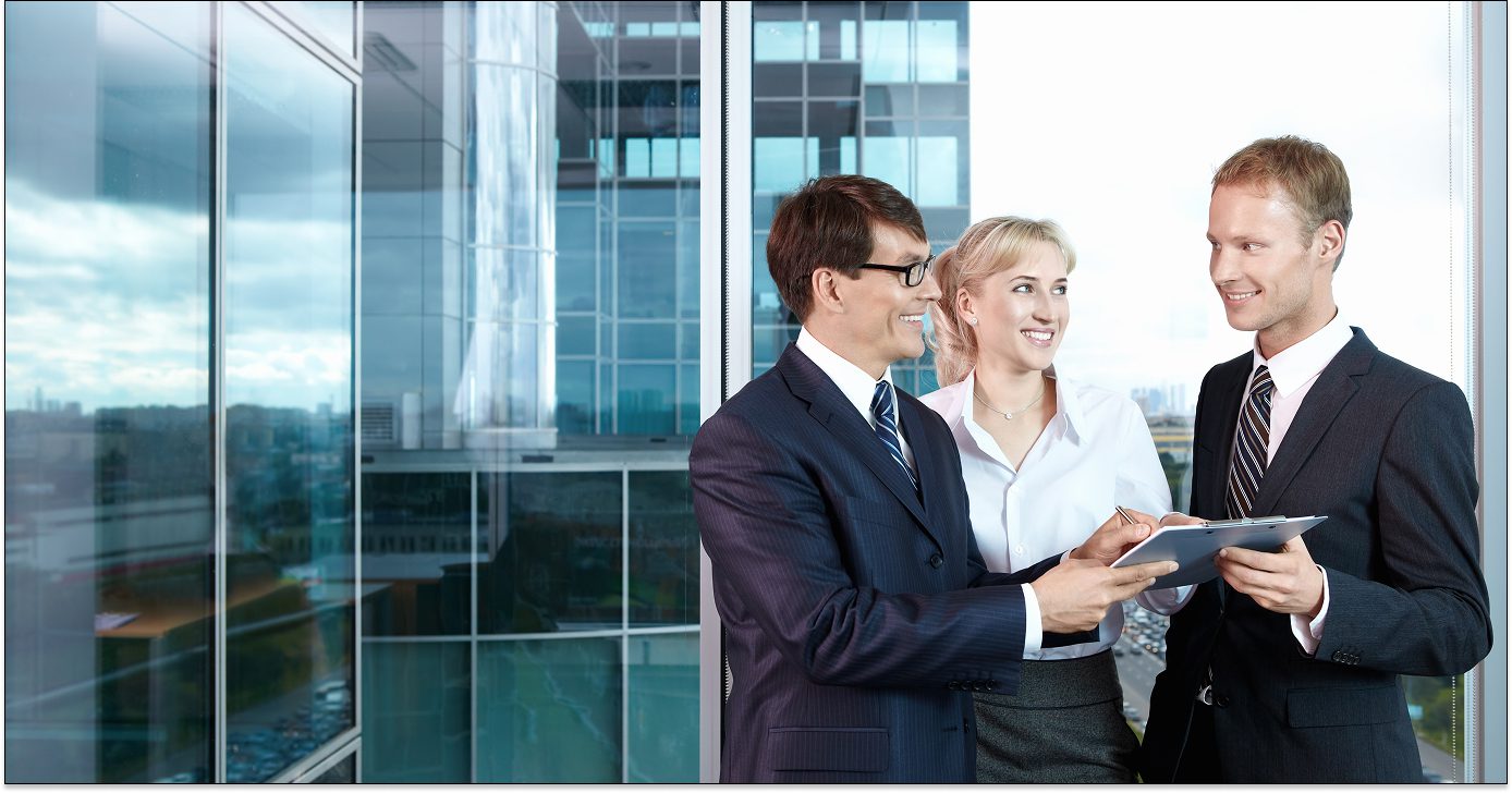 Personal de OyS consultores en reunión.