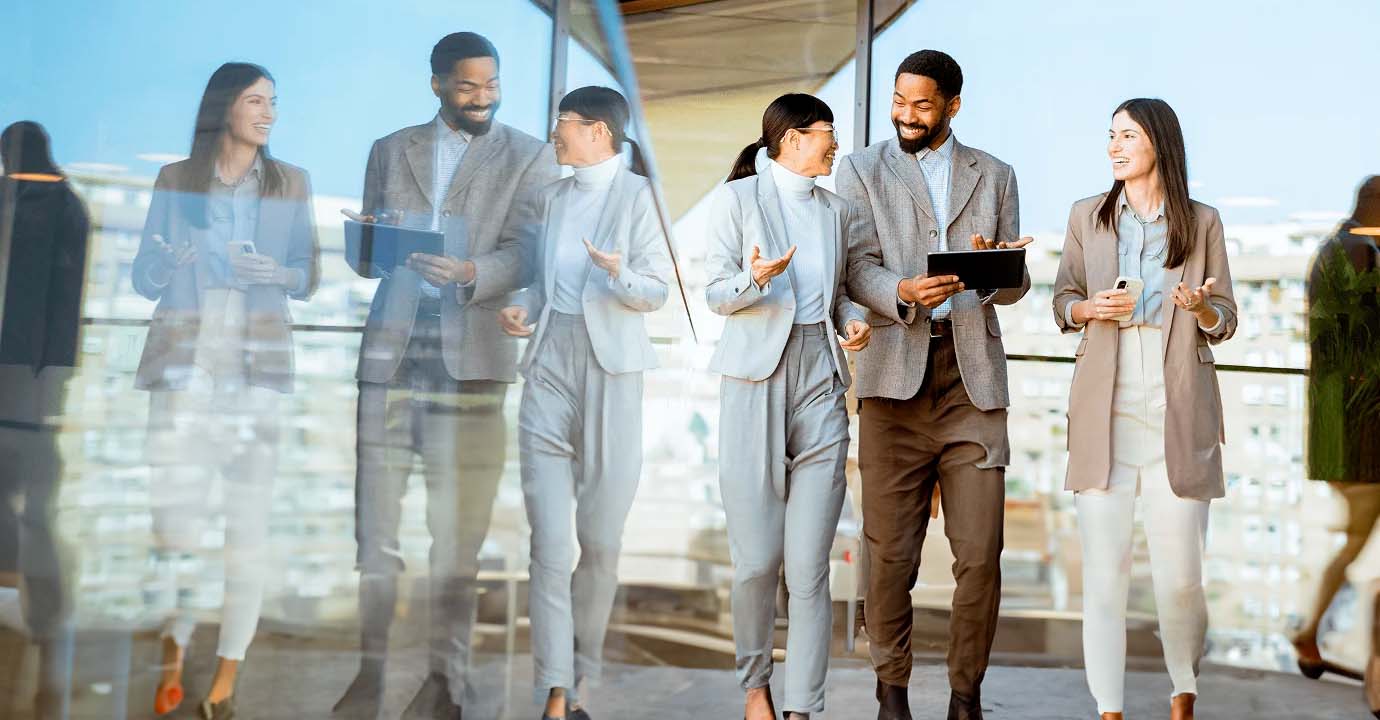 Equipo-de-trabajo-de-OyS-consultores-colaborando-con-una-tablet-en-un-entorno-empresarial