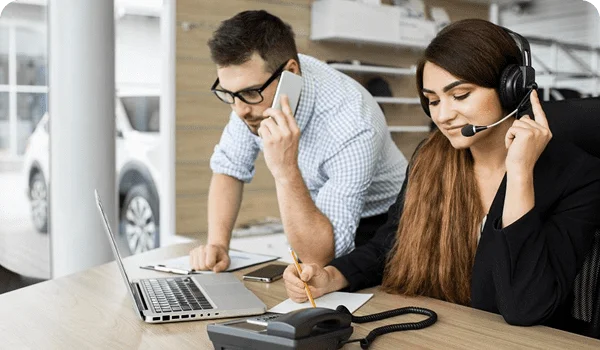 Equipo de consultores trabajando en soluciones digitales para servicios profesionales